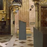 ArchitektInnen / KünstlerInnen: Marc Tesar<br>Projekt: Altar und Ambo in der Kirche St. Anna in Wien<br>Aufnahmedatum: 10/06<br>Format: 4x5'' C-Dia<br>Lieferformat: Dia-Duplikat, Scan 300 dpi<br>Bestell-Nummer: 12817/B<br>