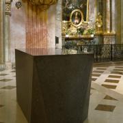 ArchitektInnen / KünstlerInnen: Marc Tesar<br>Projekt: Altar und Ambo in der Kirche St. Anna in Wien<br>Aufnahmedatum: 10/06<br>Format: 4x5'' C-Dia<br>Lieferformat: Dia-Duplikat, Scan 300 dpi<br>Bestell-Nummer: 12817/C<br>