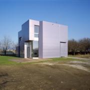 ArchitektInnen / KünstlerInnen: PPAG architects ztgmbh<br>Projekt: Haus in Zurndorf - PA 2 <br>Aufnahmedatum: 11/06<br>Format: 4x5'' C-Dia<br>Lieferformat: Dia-Duplikat, Scan 300 dpi<br>Bestell-Nummer: 12823/B<br>