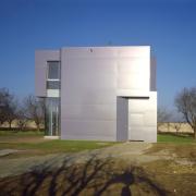 ArchitektInnen / KünstlerInnen: PPAG architects ztgmbh<br>Projekt: Haus in Zurndorf - PA 2 <br>Aufnahmedatum: 11/06<br>Format: 4x5'' C-Dia<br>Lieferformat: Dia-Duplikat, Scan 300 dpi<br>Bestell-Nummer: 12823/A<br>