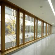 ArchitektInnen / KünstlerInnen: Michael Loudon<br>Projekt: Landeskrankenhaus Tulln <br>Aufnahmedatum: 10/08<br>Format: 4x5'' C-Dia<br>Lieferformat: Dia-Duplikat, Scan 300 dpi<br>Bestell-Nummer: 12892/C<br>