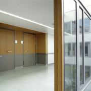 ArchitektInnen / KünstlerInnen: Michael Loudon<br>Projekt: Landeskrankenhaus Tulln <br>Aufnahmedatum: 10/08<br>Format: 4x5'' C-Dia<br>Lieferformat: Dia-Duplikat, Scan 300 dpi<br>Bestell-Nummer: 12895/A<br>