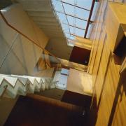 ArchitektInnen / KünstlerInnen: Adolph-Herbert Kelz<br>Projekt: Maderna-Haus<br>Aufnahmedatum: 03/97<br>Format: 4x5'' C-Dia<br>Lieferformat: Dia-Duplikat, Scan 300 dpi<br>Bestell-Nummer: 6975/D<br>