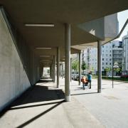 ArchitektInnen / KünstlerInnen: ARTEC Architekten, Jakob Fina<br>Projekt: Wohnhausanlage Tokiostraße ''Die Bremer Stadtmusikanten''<br>Aufnahmedatum: 04/10<br>Format: 4x5'' C-Dia<br>Lieferformat: Scan 300 dpi<br>Bestell-Nummer: 13011/A<br>