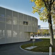ArchitektInnen / KünstlerInnen: ARTEC Architekten<br>Projekt: Eingangspavillon SMZ Süd<br>Aufnahmedatum: 10/10<br>Format: 4x5'' C-Dia<br>Lieferformat: Scan 300 dpi<br>Bestell-Nummer: 13077/C<br>