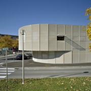 ArchitektInnen / KünstlerInnen: ARTEC Architekten<br>Projekt: Eingangspavillon SMZ Süd<br>Aufnahmedatum: 10/10<br>Format: 4x5'' C-Dia<br>Lieferformat: Scan 300 dpi<br>Bestell-Nummer: 13078/A<br>