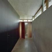 ArchitektInnen / KünstlerInnen: Henke Schreieck Architekten<br>Projekt: Haus mit zwei Höfen<br>Aufnahmedatum: 03/12<br>Format: 4x5'' C-Dia<br>Lieferformat: Scan 300 dpi<br>Bestell-Nummer: 13169/D<br>