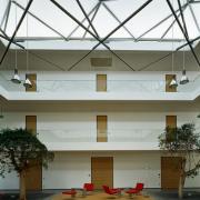 ArchitektInnen / KünstlerInnen: Adolf Krischanitz<br>Projekt: Bürogebäude J.<br>Aufnahmedatum: 07/12<br>Format: 4x5'' C-Dia<br>Lieferformat: Scan 300 dpi<br>Bestell-Nummer: 13176/C<br>