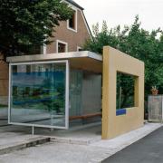 ArchitektInnen / KünstlerInnen: Franz Sam<br>Projekt: Bushaltestelle<br>Aufnahmedatum: 08/01<br>Lieferformat: Dia-Duplikat, Scan 300 dpi<br>Bestell-Nummer: 11566/06<br>