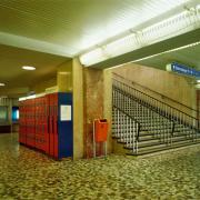 ArchitektInnen / KünstlerInnen: Heinrich Hrdlicka<br>Projekt: Südbahnhof<br>Aufnahmedatum: 05/95<br>Format: 4x5'' C-Dia<br>Lieferformat: Dia-Duplikat, Scan 300 dpi<br>Bestell-Nummer: 5392/B<br>