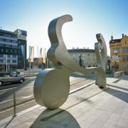 ArchitektInnen / KünstlerInnen: Manfred Wakolbinger<br>Projekt: Skulptur vor der Hypo Bank St. Pölten<br>Aufnahmedatum: 03/13<br>Format: 4x5'' C-Dia<br>Lieferformat: Dia-Duplikat, Scan 300 dpi<br>Bestell-Nummer: 13206/A<br>