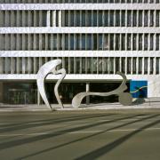ArchitektInnen / KünstlerInnen: Manfred Wakolbinger<br>Projekt: Skulptur vor der Hypo Bank St. Pölten<br>Aufnahmedatum: 03/13<br>Format: 4x5'' C-Dia<br>Lieferformat: Dia-Duplikat, Scan 300 dpi<br>Bestell-Nummer: 13206/B<br>