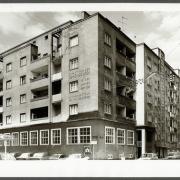 ArchitektInnen / KünstlerInnen: Walter Sobotka<br>Projekt: Wohnhausanlage Klopsteinplatz 6<br>Aufnahmedatum: 04/82<br>Format: 24x36mm SW<br>Lieferformat: Scan 300 dpi<br>Bestell-Nummer: N2019/18<br>