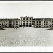 ArchitektInnen / KünstlerInnen: Johann Bernhard Fischer von Erlach<br>Projekt: Schloss Schönbrunn<br>Aufnahmedatum: 08/82<br>Format: 24x36mm SW<br>Lieferformat: Scan 300 dpi<br>Bestell-Nummer: N2034/05<br>
