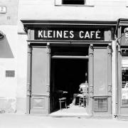 ArchitektInnen / KünstlerInnen: Hermann Czech<br>Projekt: Kleines Café<br>Aufnahmedatum: 08/82<br>Format: 24x36mm SW<br>Lieferformat: Scan 300 dpi<br>Bestell-Nummer: N2035/24A<br>