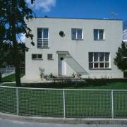 ArchitektInnen / KünstlerInnen: Hans A. Vetter<br>Projekt: Wiener Werkbundsiedlung Bauteil Vetter<br>Aufnahmedatum: 09/85<br>Format: 4x5'' C-Dia<br>Lieferformat: Scan 300 dpi<br>Bestell-Nummer: 628/08<br>