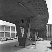 ArchitektInnen / KünstlerInnen: Rudolf Vorderegger<br>Projekt: VW Autohaus Liewers Triesterstraße<br>Aufnahmedatum: 11/91<br>Format: 4x5'' SW<br>Lieferformat: Scan 300 dpi<br>Bestell-Nummer: N2620/05<br>
