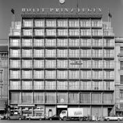 ArchitektInnen / KünstlerInnen: Georg Lippert<br>Projekt: Hotel Prinz Eugen<br>Aufnahmedatum: 08/91<br>Format: 4x5'' SW<br>Lieferformat: Scan 300 dpi<br>Bestell-Nummer: N2641/03<br>