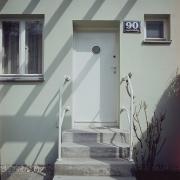 ArchitektInnen / KünstlerInnen: Ernst Lichtblau<br>Projekt: Wiener Werkbundsiedlung Bauteil Lichtblau<br>Aufnahmedatum: 07/85<br>Format: 4x5'' C-Dia<br>Lieferformat: Scan 300 dpi<br>Bestell-Nummer: 637/06<br>