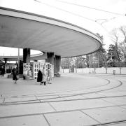 ArchitektInnen / KünstlerInnen: Fritz Pfeffer<br>Projekt: Kennedybrücke - Stadtbahnstation, U-Bahn Station<br>Format: 4x5'' SW<br>Lieferformat: Scan 300 dpi<br>Bestell-Nummer: N2668/04<br>