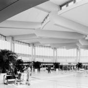 ArchitektInnen / KünstlerInnen: Rupert Falkner<br>Projekt: Flughafen Wien-Schwechat - Neue Ankunftshalle<br>Aufnahmedatum: 04/82<br>Format: 24x36mm SW<br>Lieferformat: Scan 300 dpi<br>Bestell-Nummer: N963/31A<br>