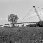 ArchitektInnen / KünstlerInnen: Wagner-Biro<br>Projekt: Rohrleitungsbrücke der OMV<br>Aufnahmedatum: 05/82<br>Format: 24x36mm SW<br>Lieferformat: Scan 300 dpi<br>Bestell-Nummer: N2023/07<br>