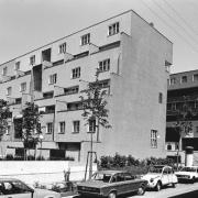 ArchitektInnen / KünstlerInnen: Wilhelm Holzbauer<br>Projekt: Wohnhausanlage ''Wohnen morgen'', Wien<br>Aufnahmedatum: 08/82<br>Format: 24x36mm SW<br>Lieferformat: Scan 300 dpi<br>Bestell-Nummer: N2034/31<br>