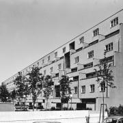 ArchitektInnen / KünstlerInnen: Wilhelm Holzbauer<br>Projekt: Wohnhausanlage ''Wohnen morgen'', Wien<br>Aufnahmedatum: 08/82<br>Format: 24x36mm SW<br>Lieferformat: Scan 300 dpi<br>Bestell-Nummer: N2034/32<br>