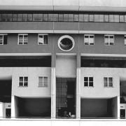 ArchitektInnen / KünstlerInnen: Wilhelm Holzbauer<br>Projekt: Wohnhausanlage ''Wohnen morgen'', Wien<br>Aufnahmedatum: 08/82<br>Format: 24x36mm SW<br>Lieferformat: Scan 300 dpi<br>Bestell-Nummer: N2034/34<br>
