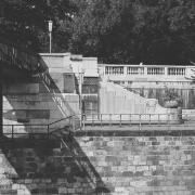 ArchitektInnen / KünstlerInnen: Friedrich Ohmann, Josef Hackhofer<br>Projekt: Wienflussverbauung am Stadtpark<br>Aufnahmedatum: 08/82<br>Format: 24x36mm SW<br>Lieferformat: Scan 300 dpi<br>Bestell-Nummer: N2039/04A<br>