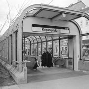 ArchitektInnen / KünstlerInnen: Wilhelm Holzbauer<br>Projekt: U-Bahnstation Keplerplatz<br>Aufnahmedatum: 01/83<br>Format: 24x36mm SW<br>Lieferformat: Scan 300 dpi<br>Bestell-Nummer: N2067/07<br>