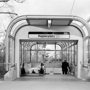 ArchitektInnen / KünstlerInnen: Wilhelm Holzbauer<br>Projekt: U-Bahnstation Keplerplatz<br>Aufnahmedatum: 01/83<br>Format: 24x36mm SW<br>Lieferformat: Scan 300 dpi<br>Bestell-Nummer: N2067/09<br>