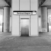 ArchitektInnen / KünstlerInnen: Wilhelm Holzbauer<br>Projekt: U-Bahnstation Kagran<br>Aufnahmedatum: 03/83<br>Format: 24x36mm SW<br>Lieferformat: Scan 300 dpi<br>Bestell-Nummer: N2158/28<br>