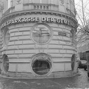 ArchitektInnen / KünstlerInnen: Johann Georg Gsteu<br>Projekt: Zentralsparkasse Sparkassaplatz<br>Aufnahmedatum: 01/81<br>Format: 24x36mm SW<br>Lieferformat: Scan 300 dpi<br>Bestell-Nummer: N198/32<br>
