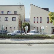 ArchitektInnen / KünstlerInnen: Roland Ertl<br>Projekt: Gemeindezentrum Hörsching, Kultur- und Sportzentrum<br>Aufnahmedatum: 05/90<br>Format: 4x5'' C-Dia<br>Lieferformat: Scan 300 dpi<br>Bestell-Nummer: 441/05<br>