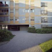 ArchitektInnen / KünstlerInnen: Gunter Wratzfeld, Jakob Albrecht<br>Projekt: Wohnhausanlage Achsiedlung<br>Aufnahmedatum: 05/90<br>Format: 4x5'' C-Dia<br>Lieferformat: Scan 300 dpi<br>Bestell-Nummer: 524/03<br>