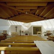 ArchitektInnen / KünstlerInnen: Josef Lackner<br>Projekt: Kirche St. Emmaus, Völs<br>Aufnahmedatum: 05/90<br>Format: 4x5'' C-Dia<br>Lieferformat: Scan 300 dpi<br>Bestell-Nummer: 532/01<br>