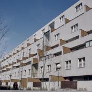 ArchitektInnen / KünstlerInnen: Wilhelm Holzbauer<br>Projekt: Wohnhausanlage ''Wohnen morgen'', Wien<br>Aufnahmedatum: 09/86<br>Format: 24x36mm C-Dia<br>Lieferformat: Scan 300 dpi<br>Bestell-Nummer: 584/04<br>