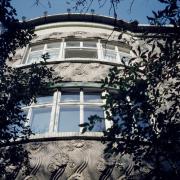 ArchitektInnen / KünstlerInnen: Jože Plečnik<br>Projekt: Wohnhaus Beckgasse, Langers Mehrfamilienhaus<br>Aufnahmedatum: 08/83<br>Format: 4x5'' C-Dia<br>Lieferformat: Scan 300 dpi<br>Bestell-Nummer: 587/01<br>