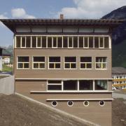 ArchitektInnen / KünstlerInnen: Roland Gnaiger<br>Projekt: Volks- und Hauptschule mit Gemeindesaal, Warth<br>Aufnahmedatum: 05/92<br>Format: 24x36mm C-Dia<br>Lieferformat: Scan 300 dpi<br>Bestell-Nummer: 2855B/07<br>