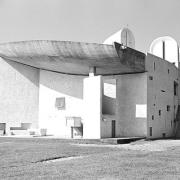 ArchitektInnen / KünstlerInnen: Le Corbusier<br>Projekt: Notre-Dame-du-Haut, Kapelle in Ronchamp<br>Aufnahmedatum: 08/81<br>Format: 24x36mm C-Dia<br>Lieferformat: Scan 300 dpi<br>Bestell-Nummer: N417/10<br>