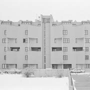ArchitektInnen / KünstlerInnen: Günther Oberhofer<br>Projekt: Federico-Garcia-Lorca-Hof / Wohnhausanlage Schliemanngasse<br>Aufnahmedatum: 02/83<br>Format: 24x36mm SW<br>Lieferformat: Scan 300 dpi<br>Bestell-Nummer: N448/11<br>
