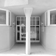 ArchitektInnen / KünstlerInnen: Heinz Tesar<br>Projekt: Wohnhausanlage Einsiedlergasse 13<br>Aufnahmedatum: 08/85<br>Format: 24x36mm SW<br>Lieferformat: Scan 300 dpi<br>Bestell-Nummer: N846/16<br>