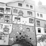 ArchitektInnen / KünstlerInnen: Friedensreich Hundertwasser<br>Projekt: Wohnhausanlage Hundertwasserhaus<br>Aufnahmedatum: 09/85<br>Format: 24x36mm SW<br>Lieferformat: Scan 300 dpi<br>Bestell-Nummer: N842/03A<br>
