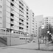 ArchitektInnen / KünstlerInnen: Fritz Gerhard Mayr<br>Projekt: Wohnhausanlage Trabrenngründe<br>Aufnahmedatum: 01/94<br>Format: 24x36mm SW<br>Lieferformat: Scan 300 dpi<br>Bestell-Nummer: N3277/20<br>