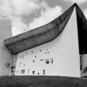 ArchitektInnen / KünstlerInnen: Le Corbusier<br>Projekt: Notre-Dame-du-Haut, Kapelle in Ronchamp<br>Aufnahmedatum: 04/93<br>Format: SW<br>Lieferformat: Dia-Duplikat, Scan 300 dpi<br>Bestell-Nummer: N2869/15<br>