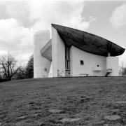 ArchitektInnen / KünstlerInnen: Le Corbusier<br>Projekt: Notre-Dame-du-Haut, Kapelle in Ronchamp<br>Aufnahmedatum: 04/93<br>Format: SW<br>Lieferformat: Dia-Duplikat, Scan 300 dpi<br>Bestell-Nummer: N2869/23<br>