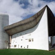 ArchitektInnen / KünstlerInnen: Le Corbusier<br>Projekt: Notre-Dame-du-Haut, Kapelle in Ronchamp<br>Aufnahmedatum: 04/93<br>Format: 24x36mm C-Dia<br>Lieferformat: Dia-Duplikat, Scan 300 dpi<br>Bestell-Nummer: 3237/25<br>