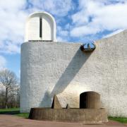 ArchitektInnen / KünstlerInnen: Le Corbusier<br>Projekt: Notre-Dame-du-Haut, Kapelle in Ronchamp<br>Aufnahmedatum: 04/93<br>Format: 24x36mm C-Dia<br>Lieferformat: Dia-Duplikat, Scan 300 dpi<br>Bestell-Nummer: 3238/14<br>