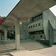 ArchitektInnen / KünstlerInnen: Arata Isozaki<br>Projekt: Iwata Hauptschule<br>Aufnahmedatum: 11/02<br>Format: 4x5'' C-Dia<br>Lieferformat: Dia-Duplikat, Scan 300 dpi<br>Bestell-Nummer: 7960/B<br>